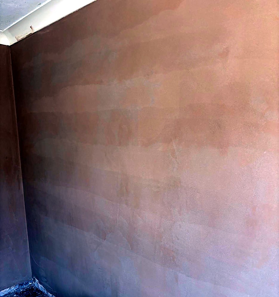 Smooth freshly skimmed wall drying out